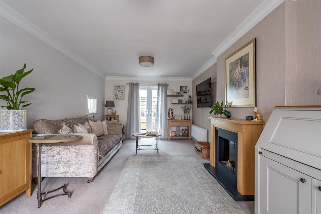 Property photo 2 of 21 Living Room