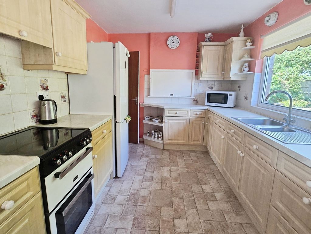 Property photo 3 of 20 Kitchen