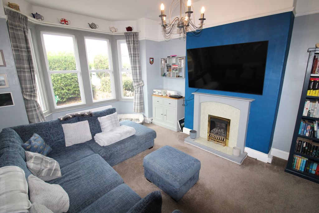 Property photo 3 of 9 Lounge 2