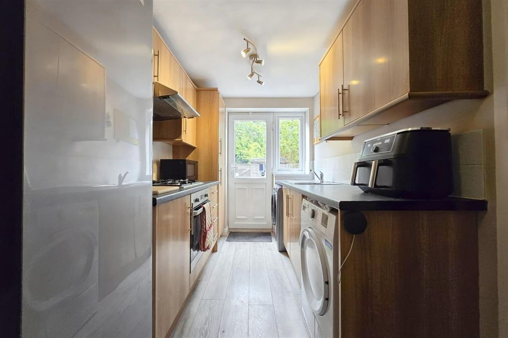Property photo 3 of 9 Kitchen