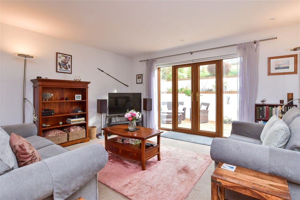 Property photo 3 of 18 Lounge