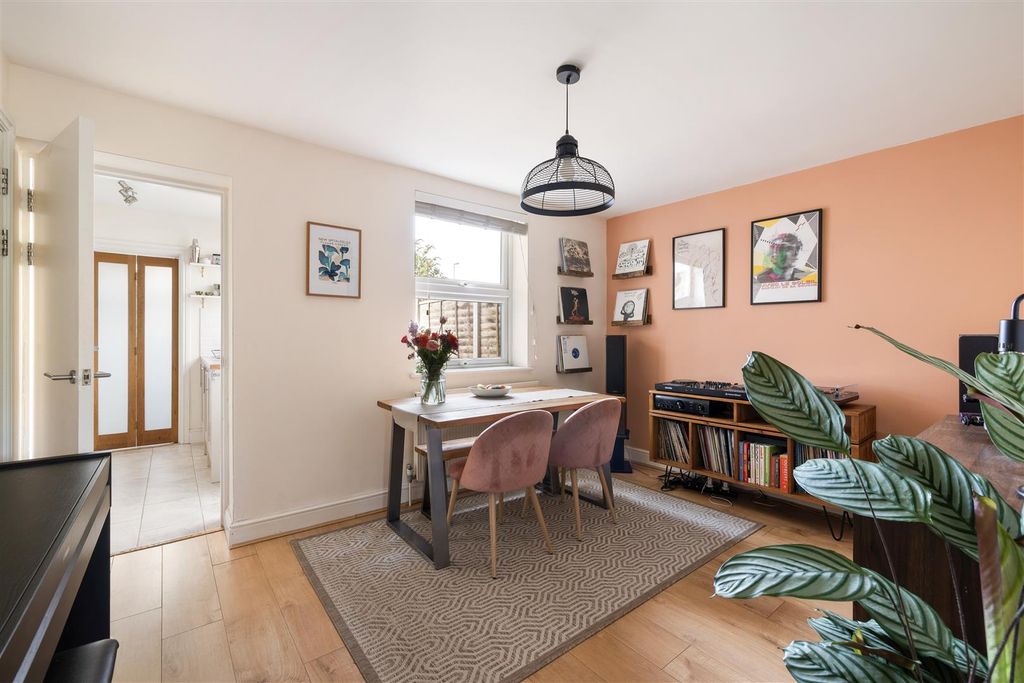 Property photo 3 of 31 Ruckholt Close, E10