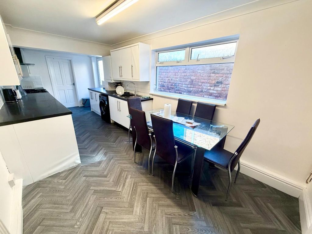 Property photo 3 of 11 Kitchen/Dining