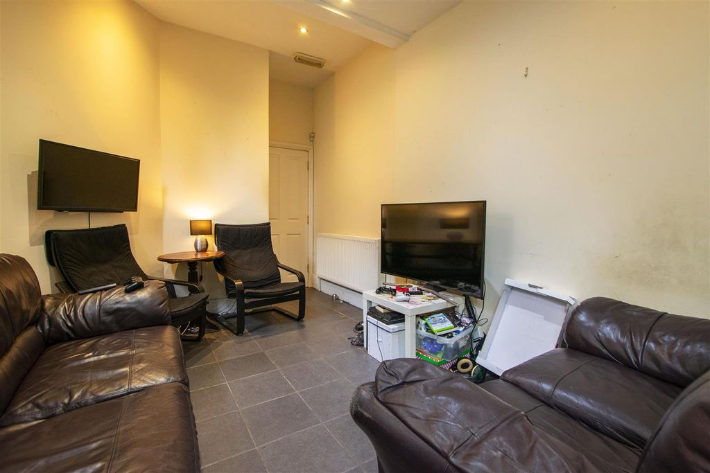 Property photo 3 of 17 Approach