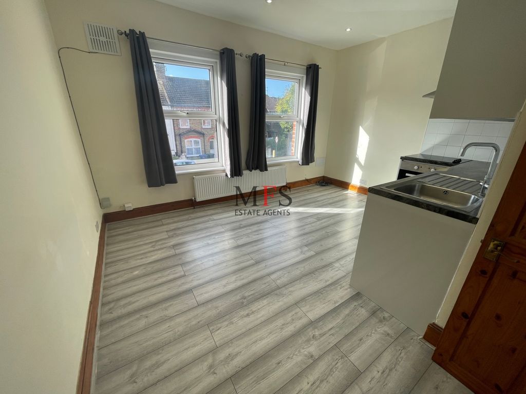 Property photo 2 of 10 Photo 6