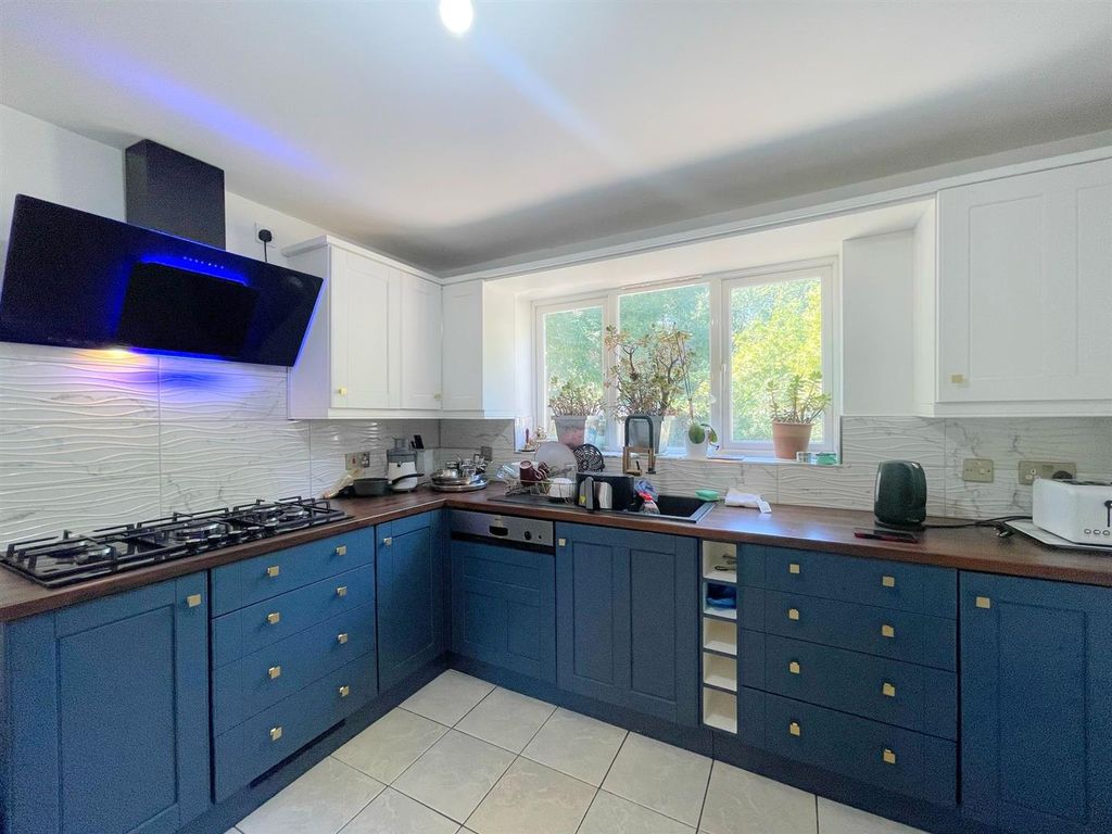 Property photo 3 of 18 Kitchen