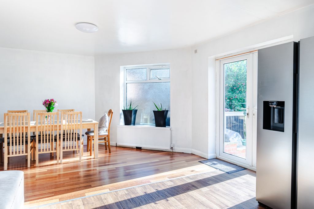 Property photo 2 of 24 Kitchen4