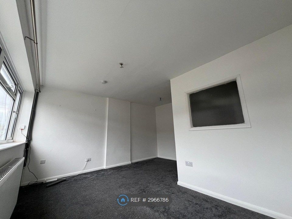 Property photo 2 of 8 Room 3