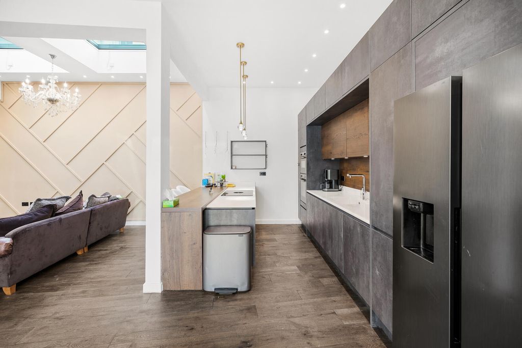 Property photo 2 of 20 Kitchen