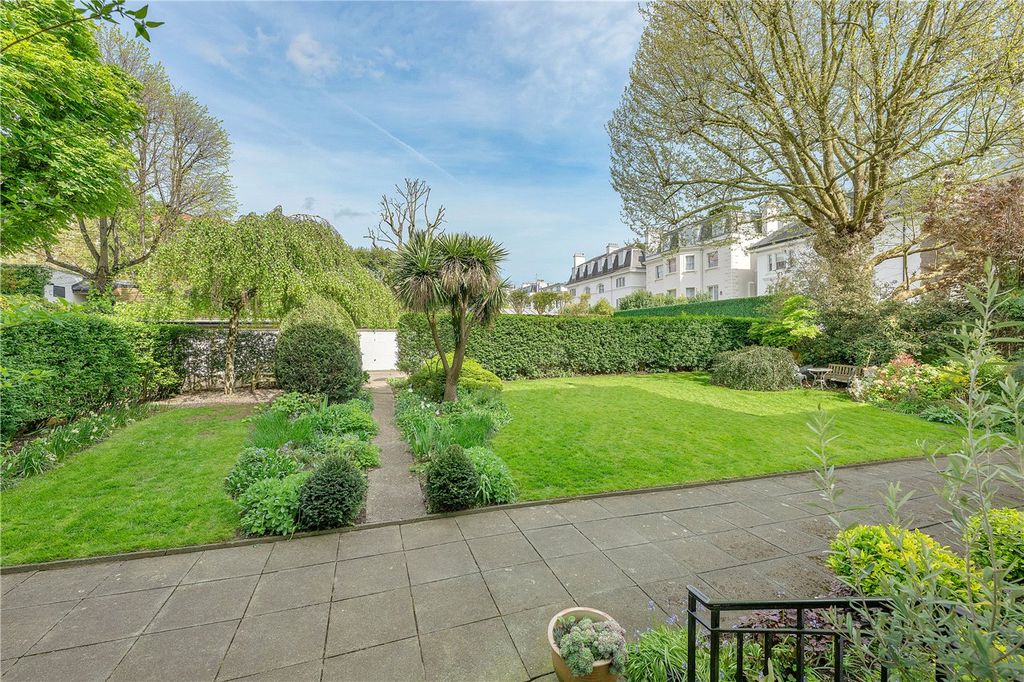 Property photo 3 of 6 Communal Gardens