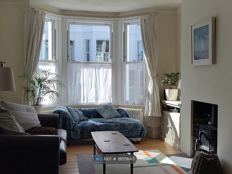 Property photo 2 of 19 Double Lounge 8 x 3.3 m