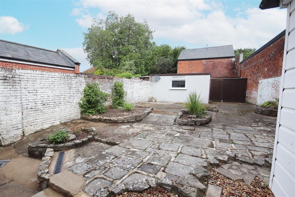 Property photo 3 of 16 Garden.Jpg