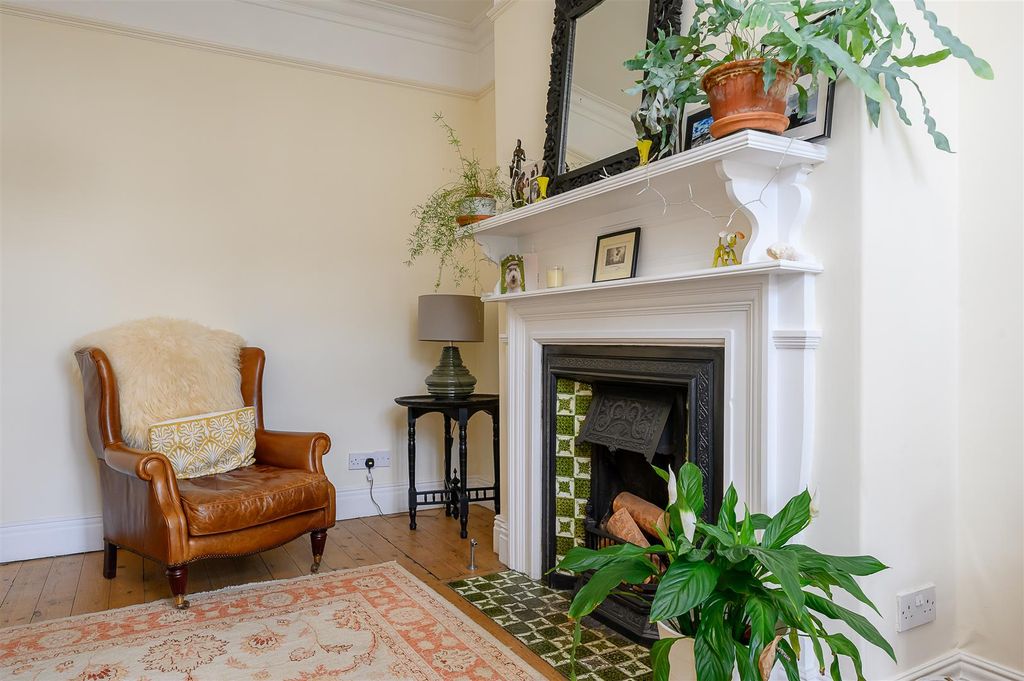 Property photo 2 of 16 Lounge