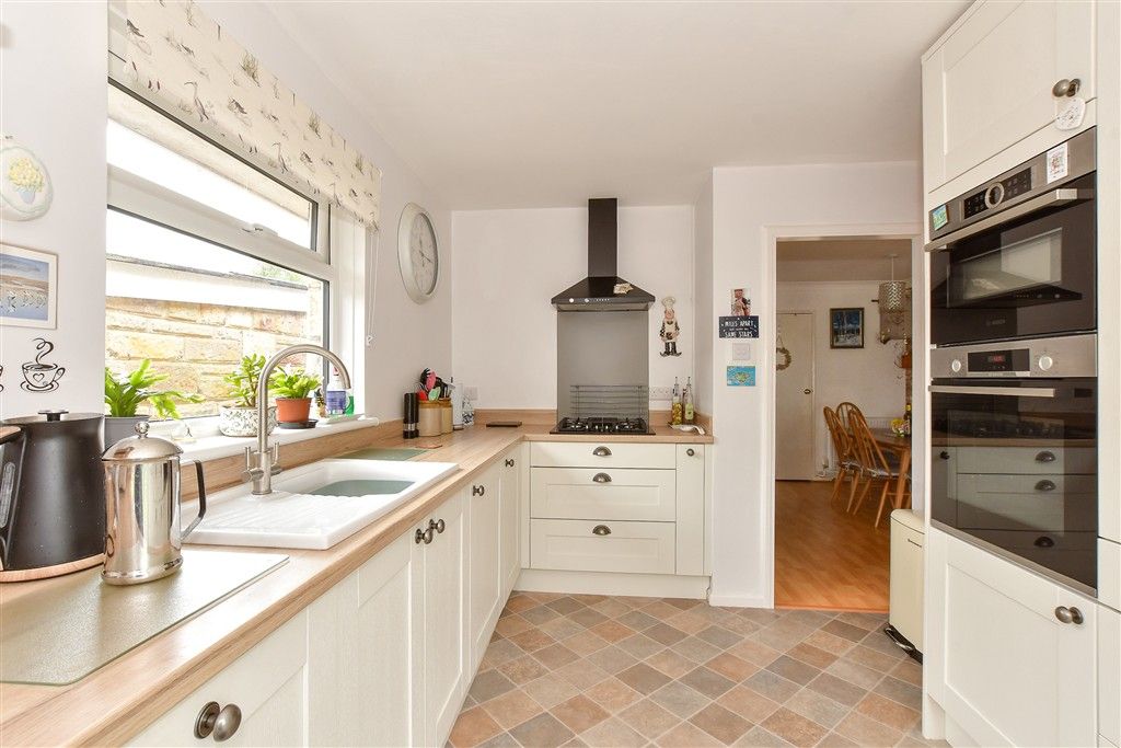 Property photo 3 of 10 Kitchen