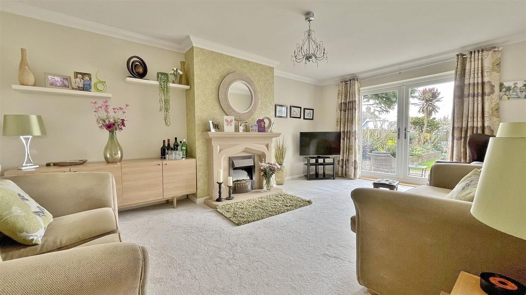 Property photo 2 of 34 Lounge