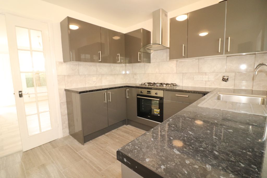 Property photo 3 of 9 Kitchen