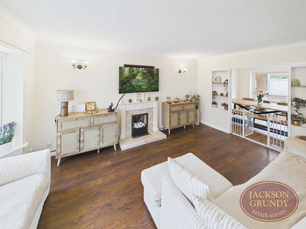 Property photo 2 of 20 Hall Close