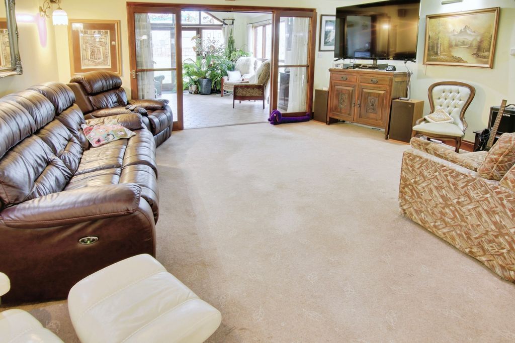 Property photo 2 of 32