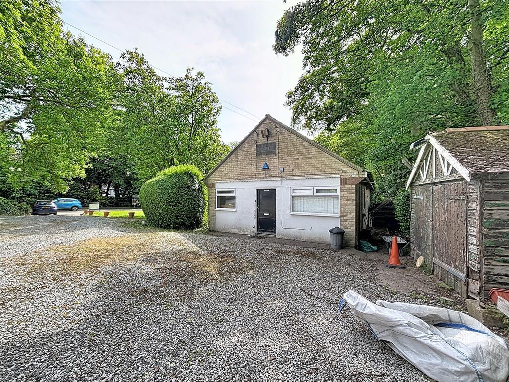 Property photo 2 of 40 Bungalow - Outbuilding