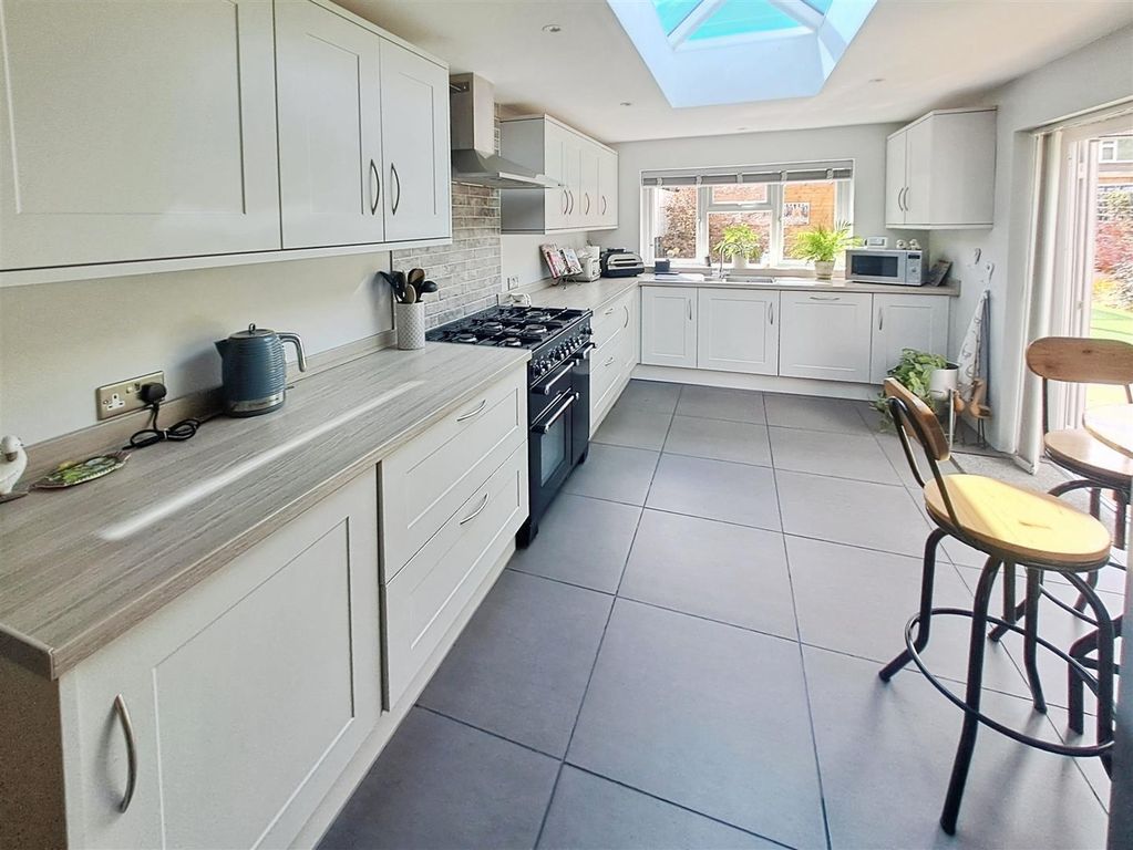 Property photo 3 of 17 Kitchen