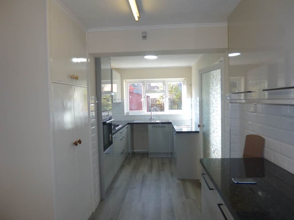 Property photo 1 of 10 Shirely Close Kitchen