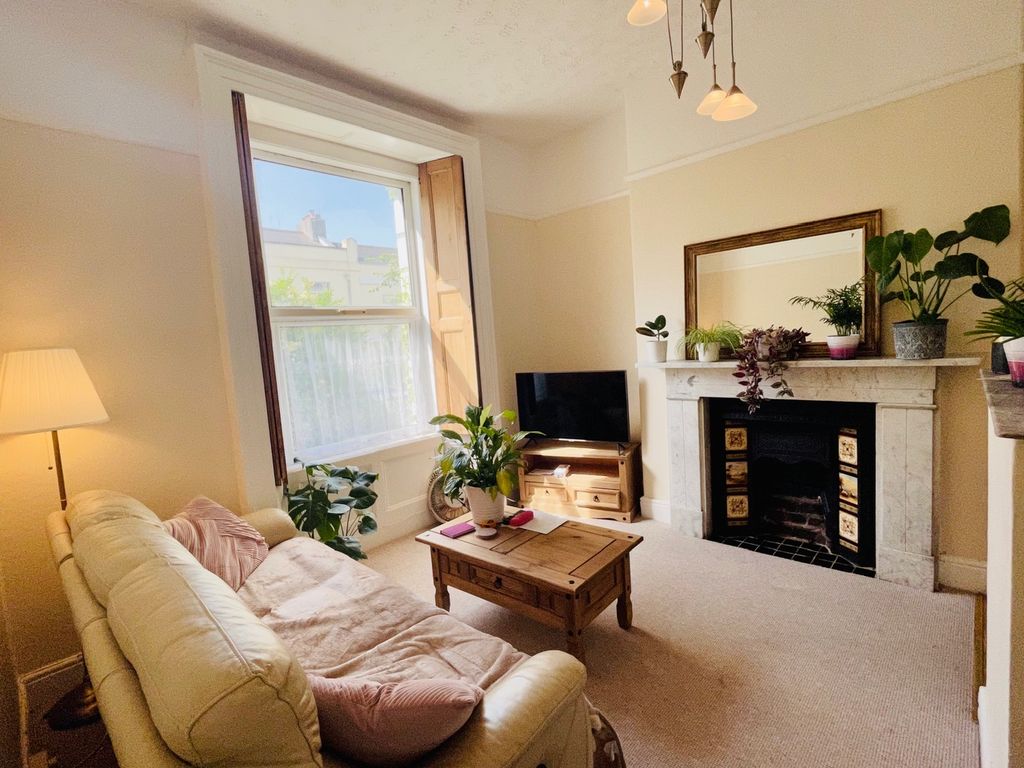 Property photo 3 of 7 Lounge Area