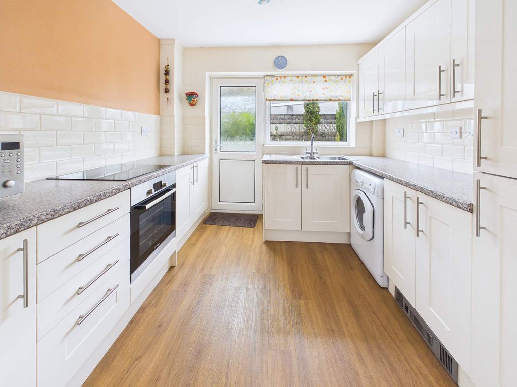 Property photo 3 of 16 Kitchen