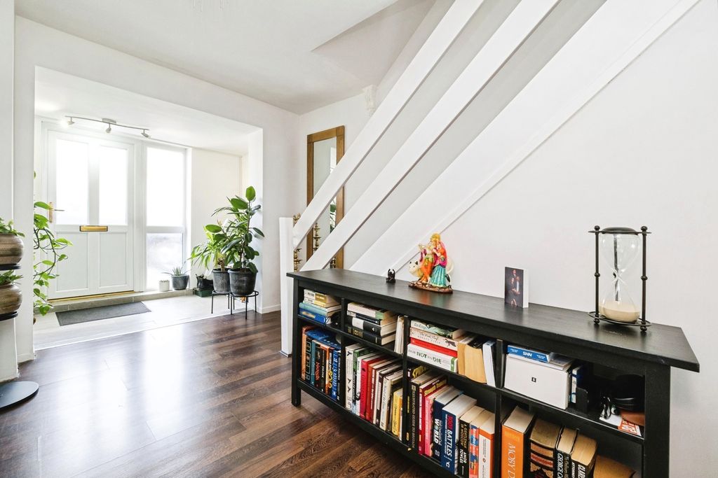 Property photo 3 of 18 Pbox-Img.Jpg