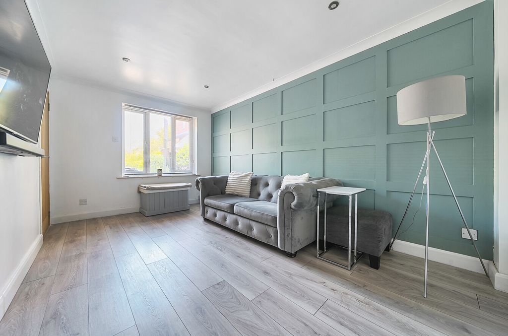 Property photo 3 of 13 1320810-20-686E99...