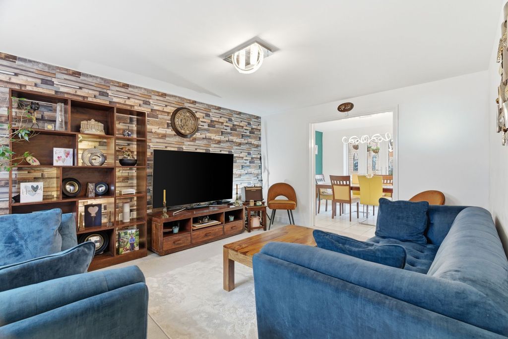 Property photo 3 of 27