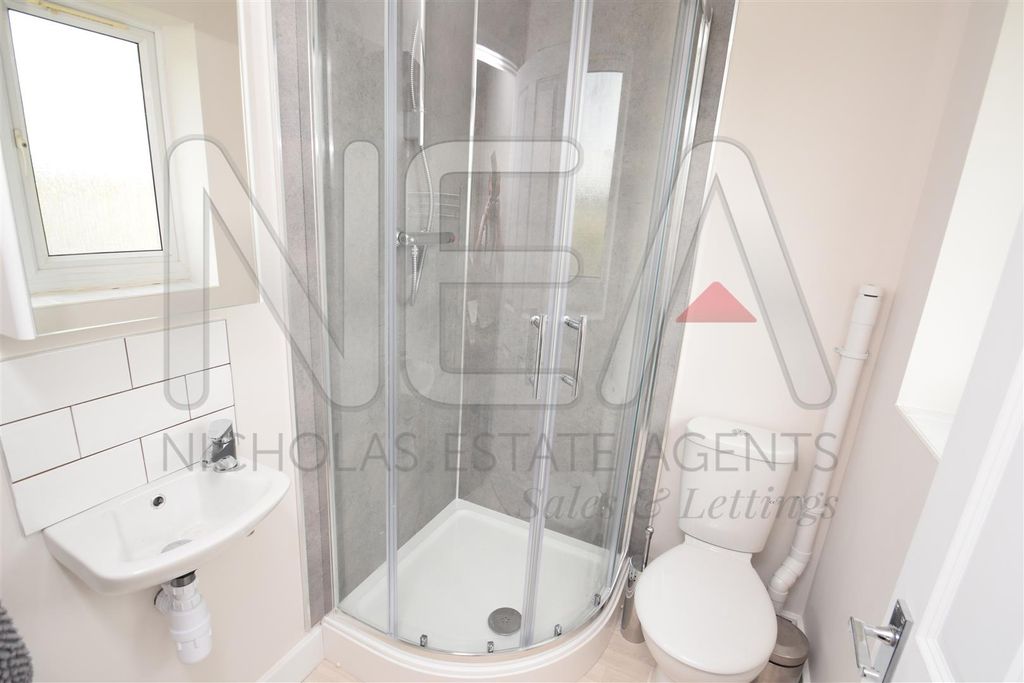 Property photo 3 of 9 Ensuite