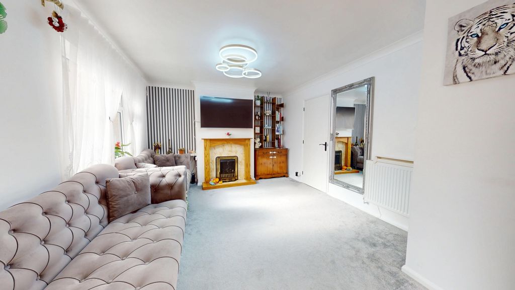 Property photo 3 of 15 Lounge