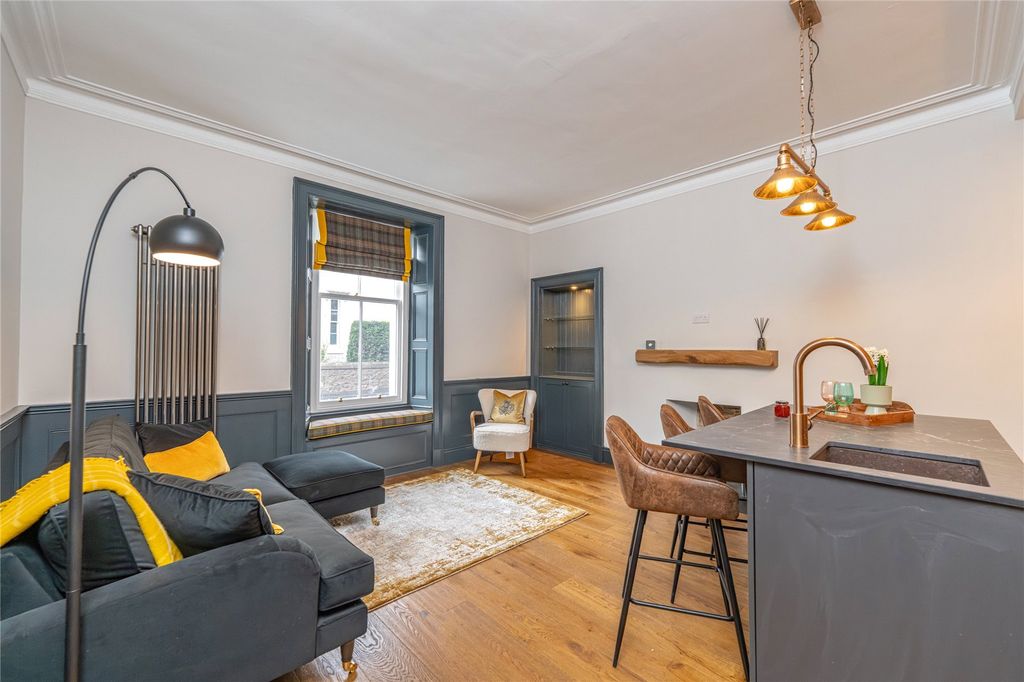 Property photo 2 of 28 Lounge