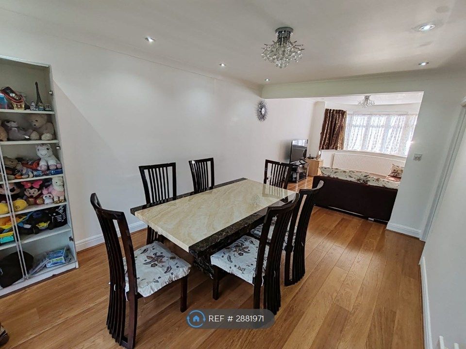 Property photo 3 of 11 Dining Room