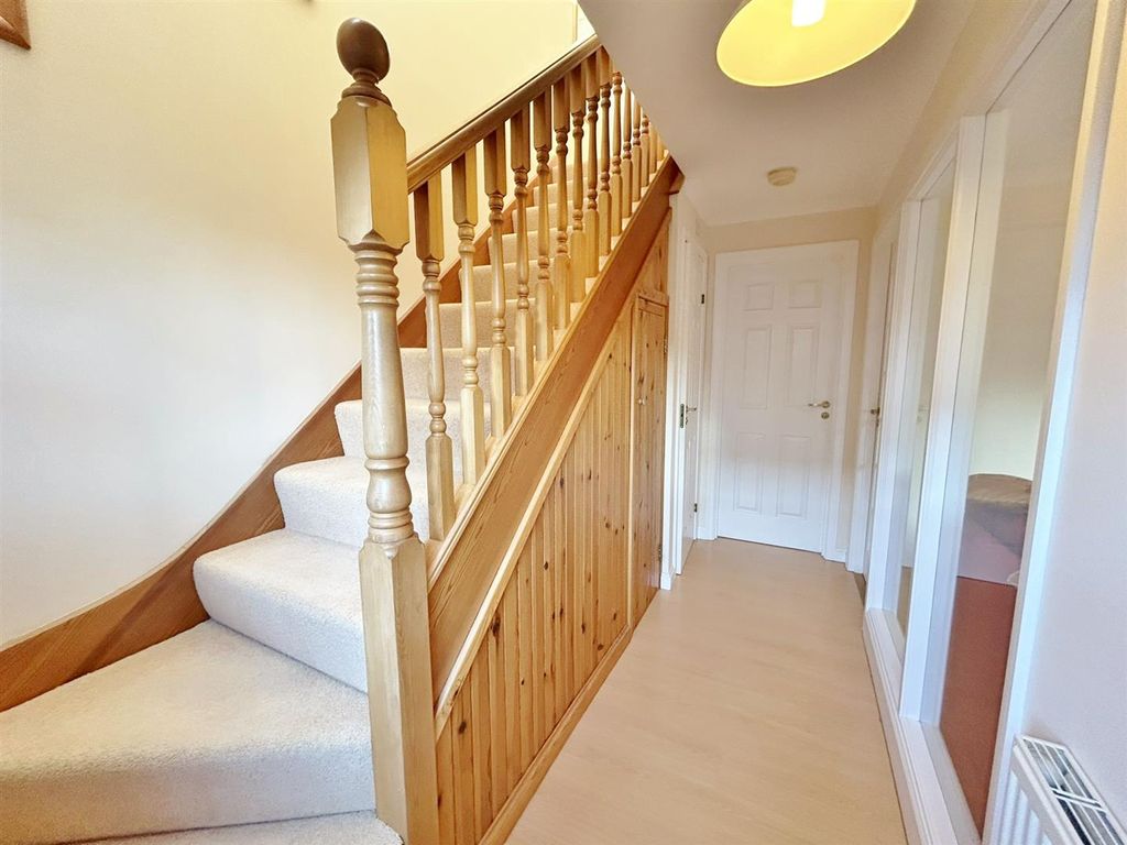 Property photo 3 of 34 Entrance Hall