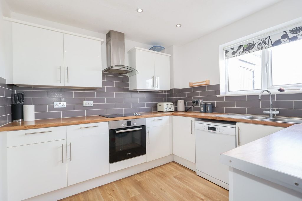 Property photo 3 of 16 Kitchen