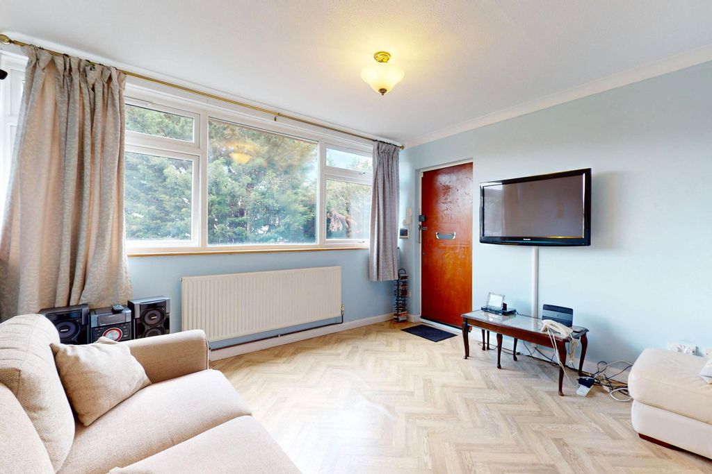 Property photo 3 of 9 3 Valley Court, 38 Cavendish Avenue, Woodford Green, Essex, Ig8 9Db