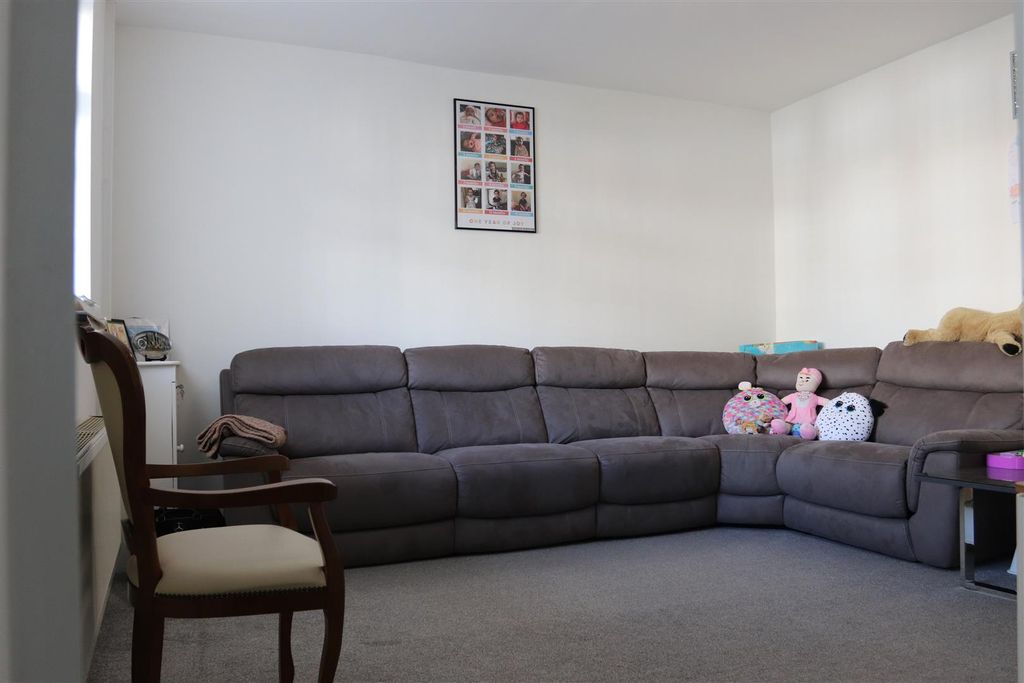 Property photo 2 of 28 Lounge