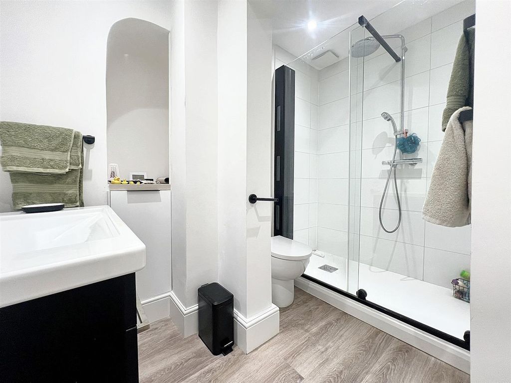 Property photo 2 of 7 Bathroom
