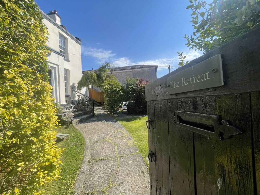 Property photo 2 of 25