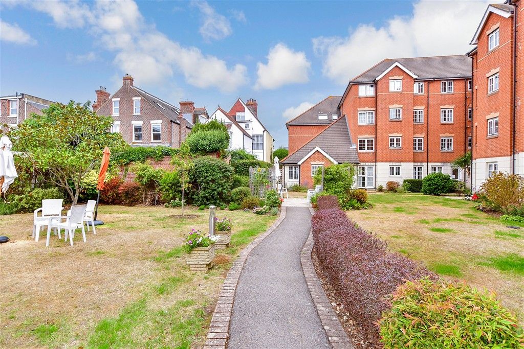 Property photo 1 of 11 Communal Gardens