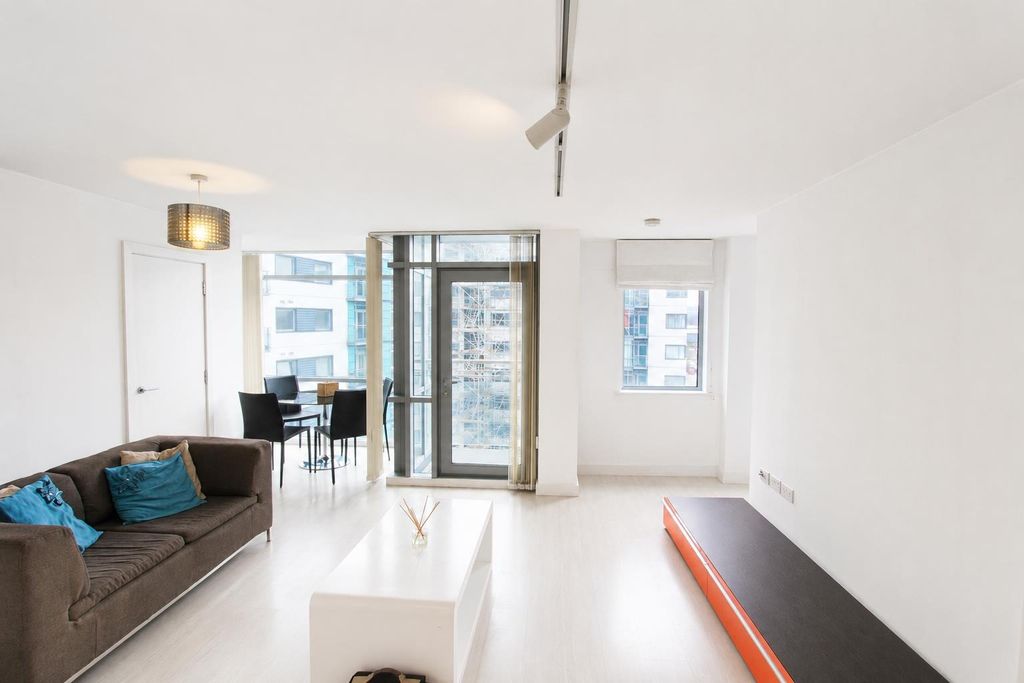 Property photo 3 of 9 Bright Contemporary Lounge With Floor-To-Ceiling...