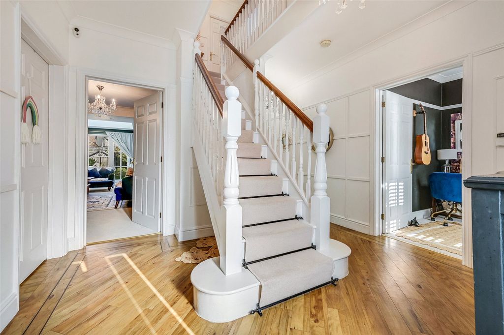 Property photo 3 of 23 Entrance Hall