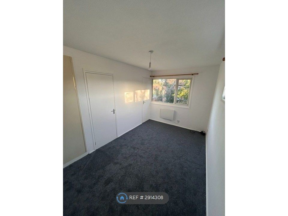 Property photo 3 of 8 Bedroom
