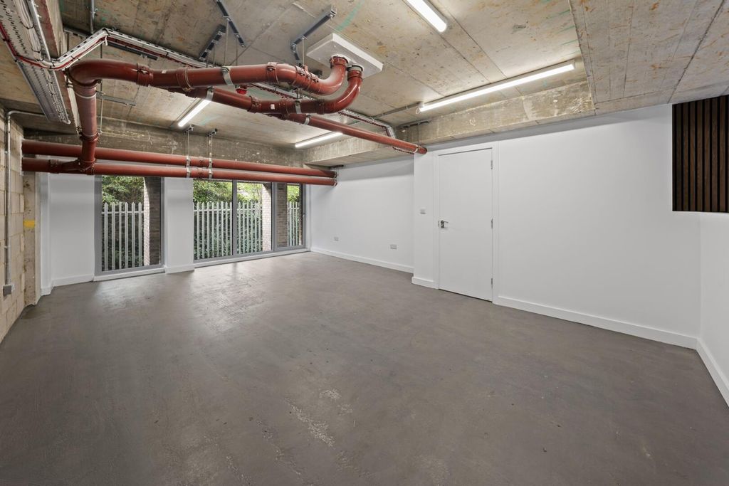 Property photo 1 of 4 Garage