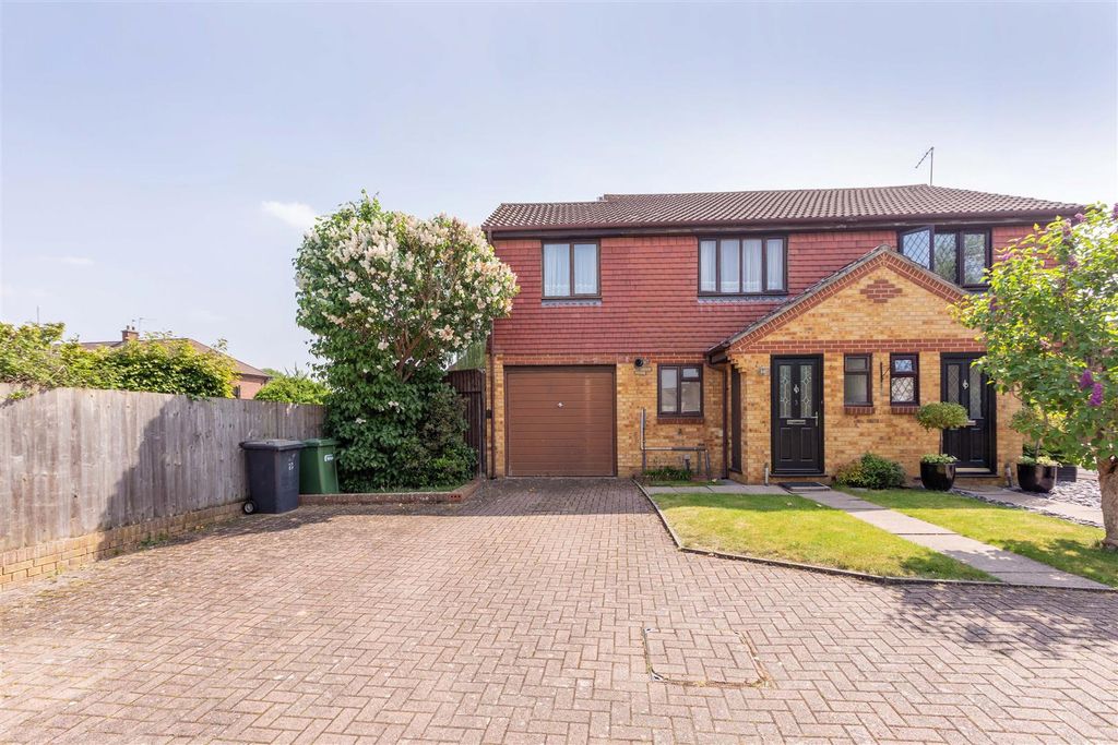 Property photo 1 of 13 3 Alders Close-6.Jpg