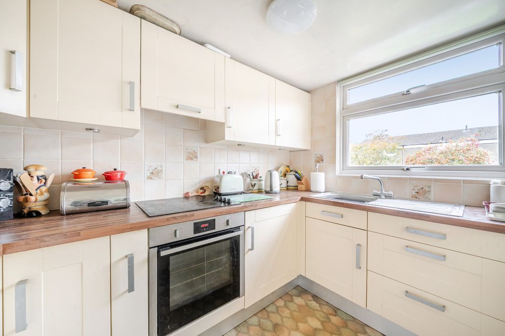 Property photo 3 of 7 Kitchen