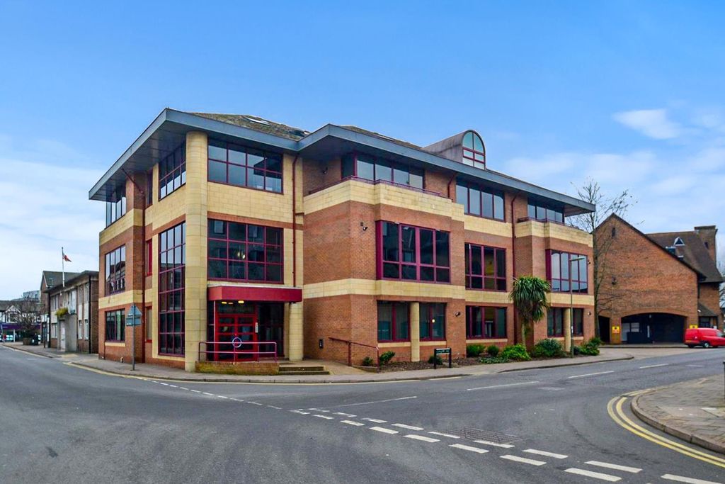 Property photo 1 of 8 Oakfield Court.Jpg