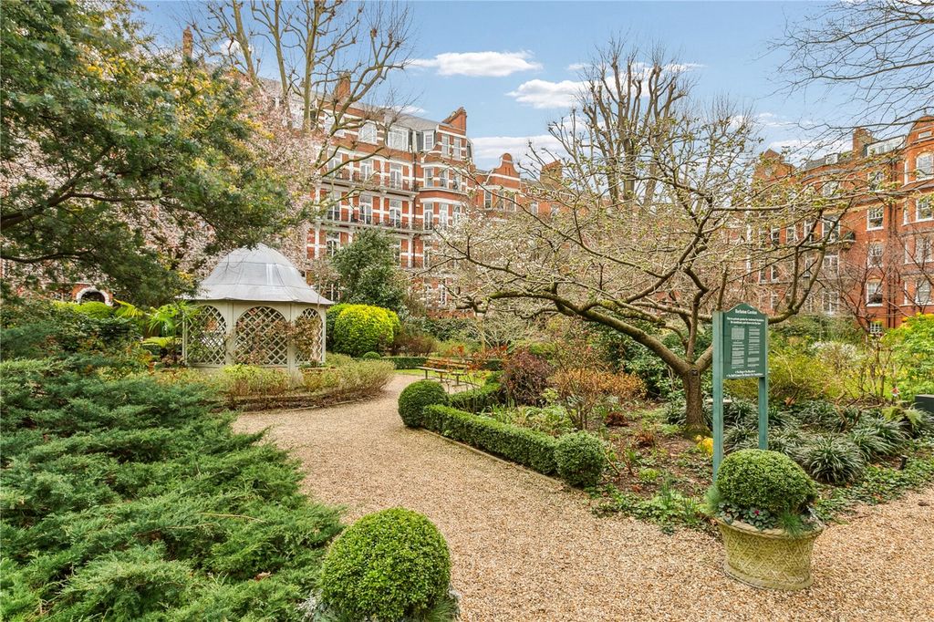 Property photo 2 of 21 Garden Square