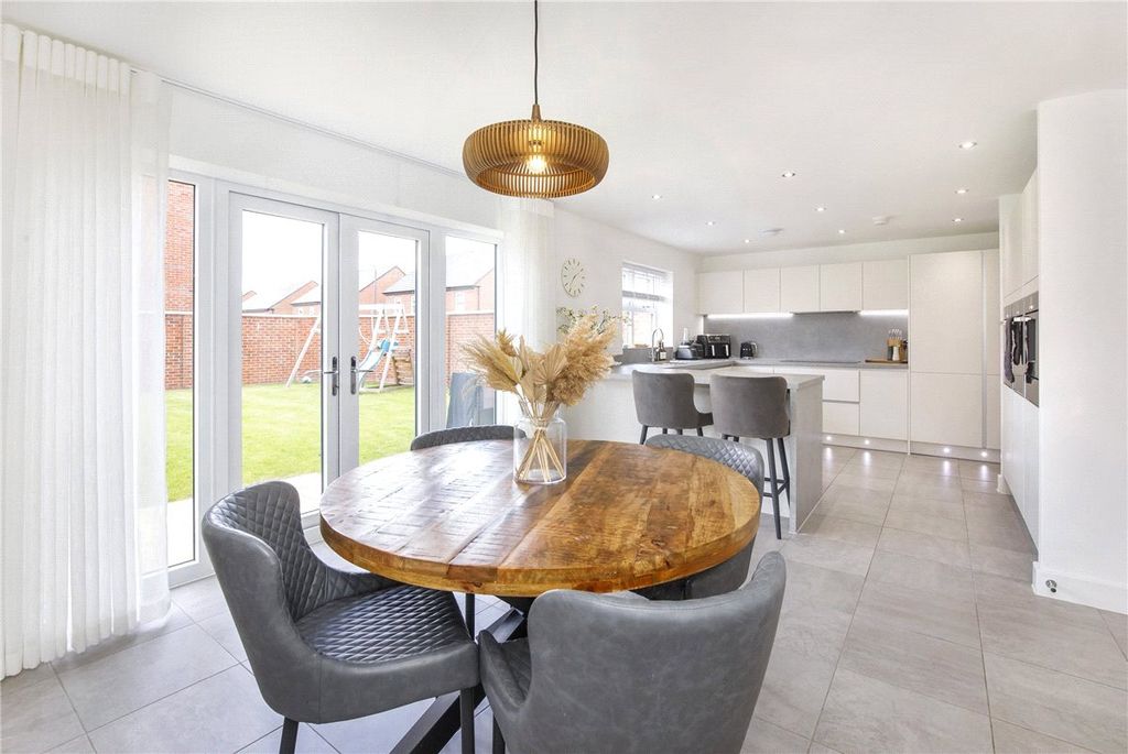 Property photo 2 of 18 Picture No. 15